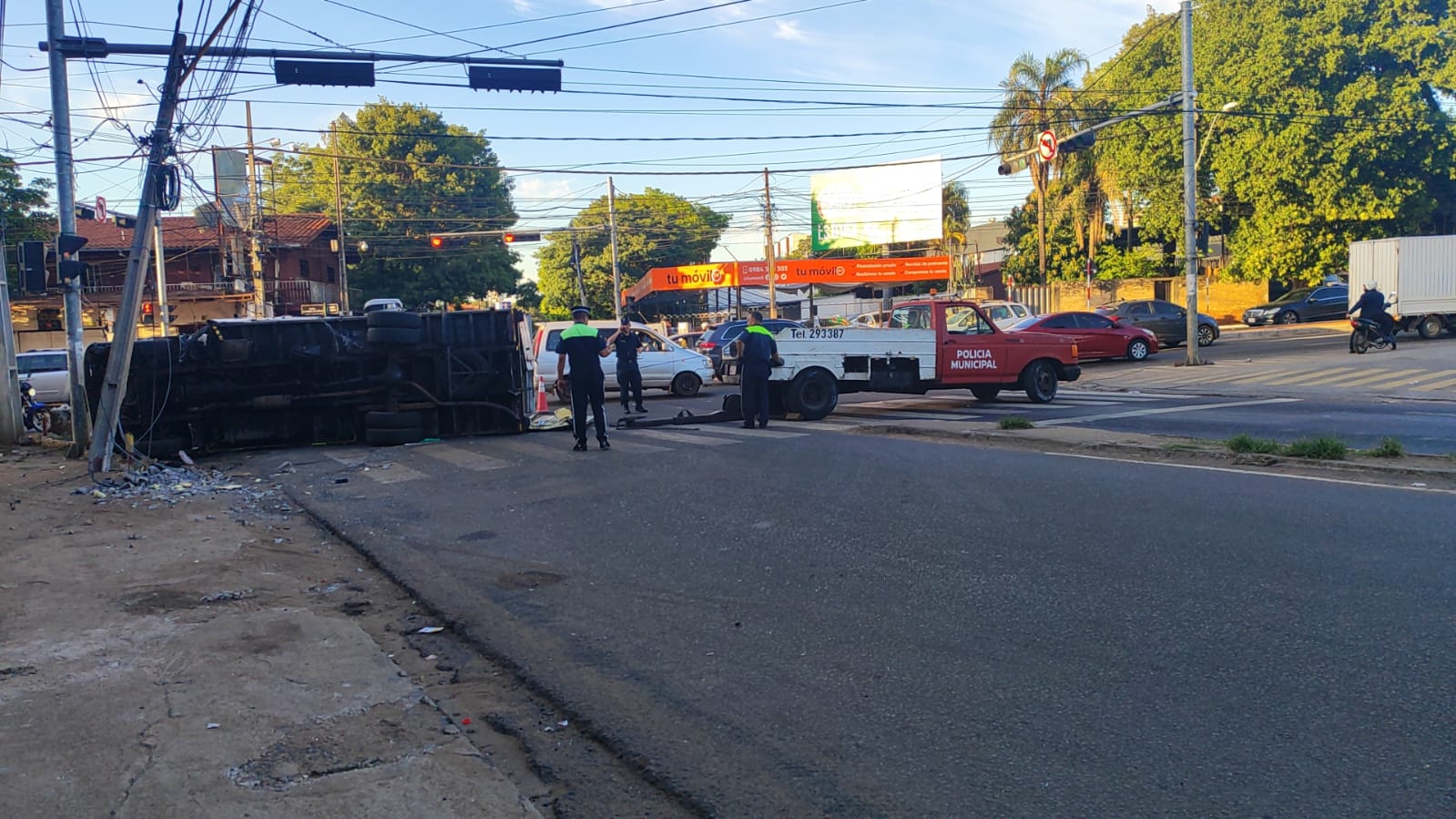 Violenta colisión entre un automóvil y una camioneta en Asunción