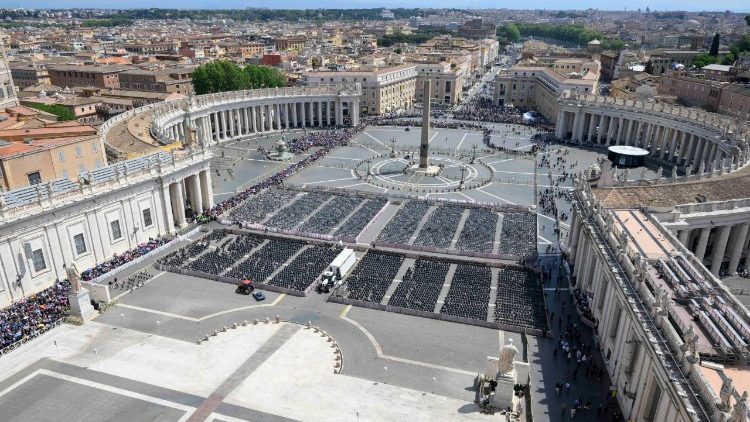 Roma sigue su vida normal mientras esperan la elección del nuevo Papa