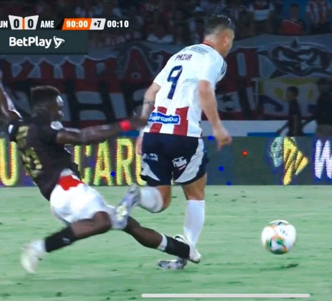 La criminal patada que sufrió Guillermo Paiva en Colombia