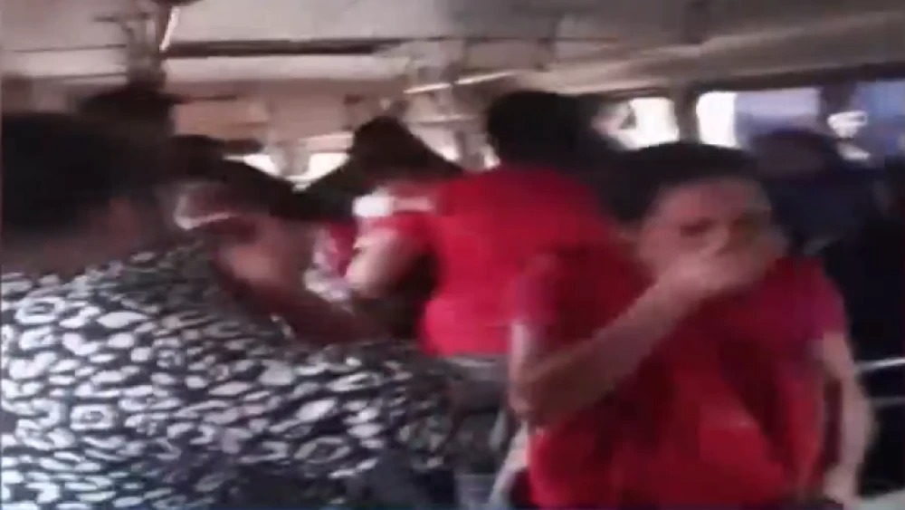 Pelea entre policías de tránsito y chofer acaba con pasajeros inhalando gas pimienta