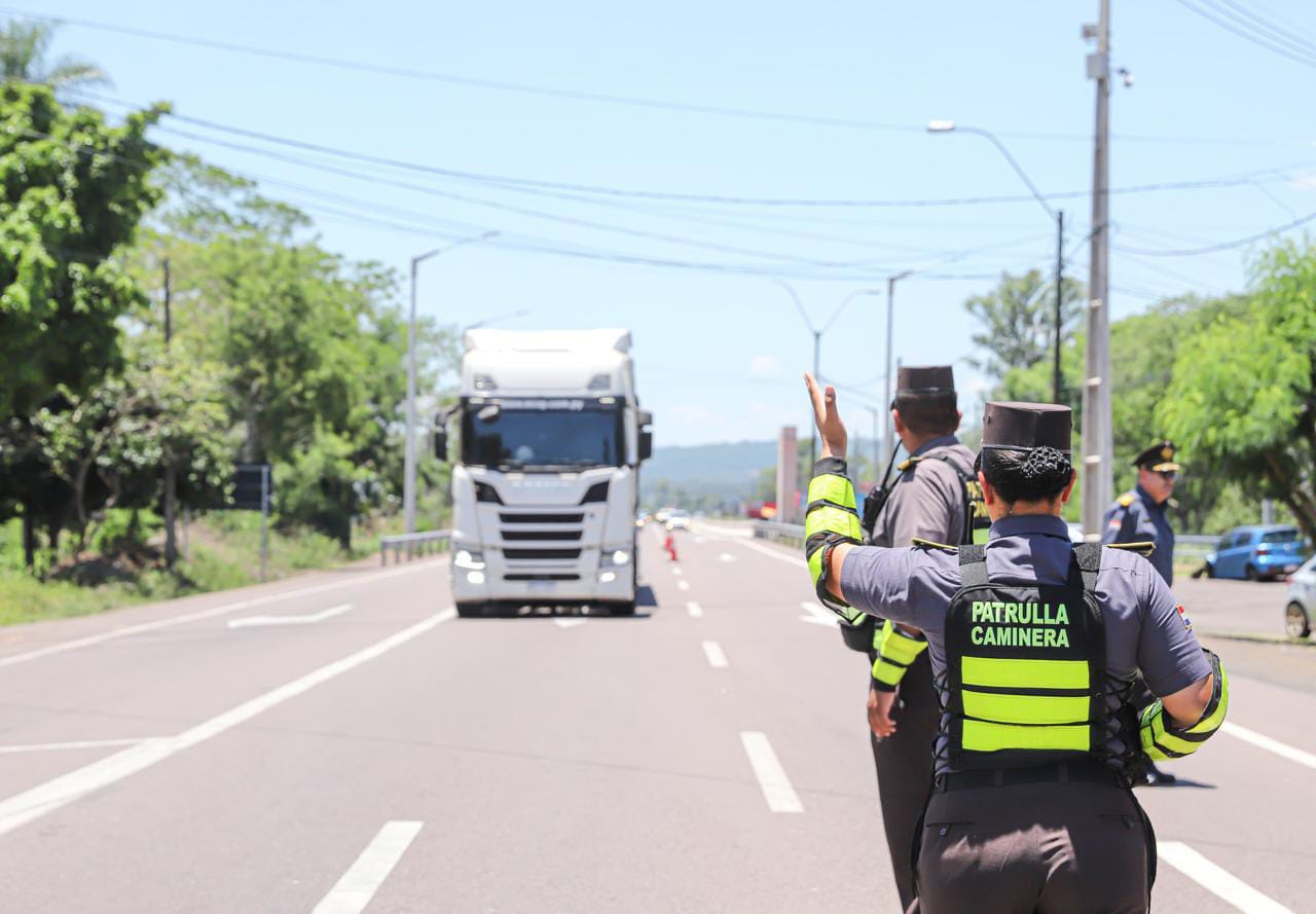 Camiones, buses y motos deben circular solo por la derecha