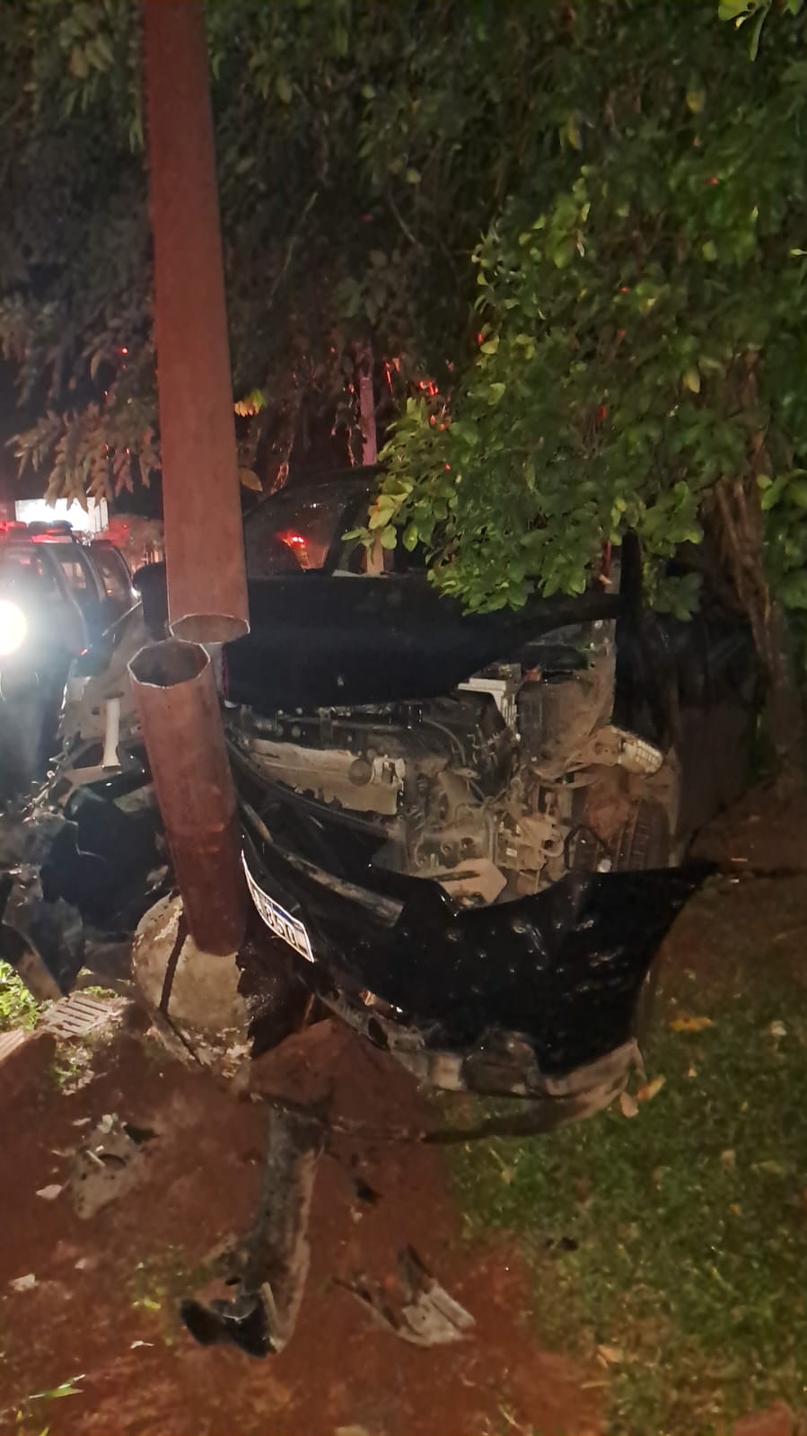 Conductor de plataforma se resistió a asalto y terminó chocando contra una columna