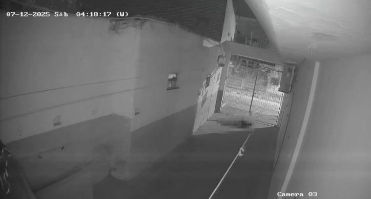 Cayó de cabeza desde el techo de una capilla y murió