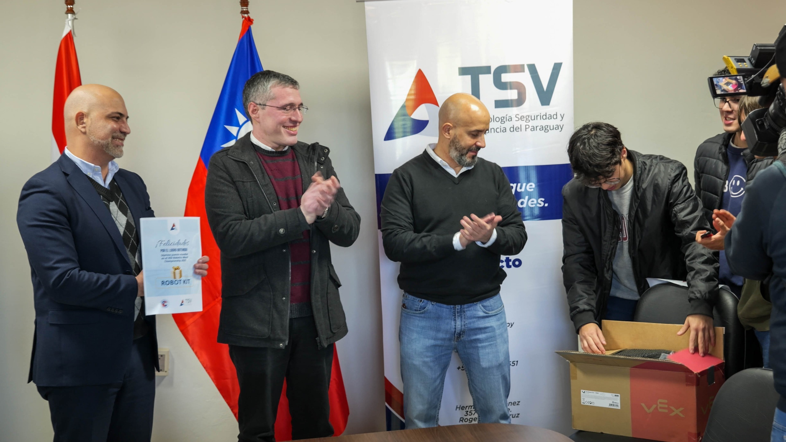 Estudiantes son homenajeados tras histórico logro en el mundial de robótica