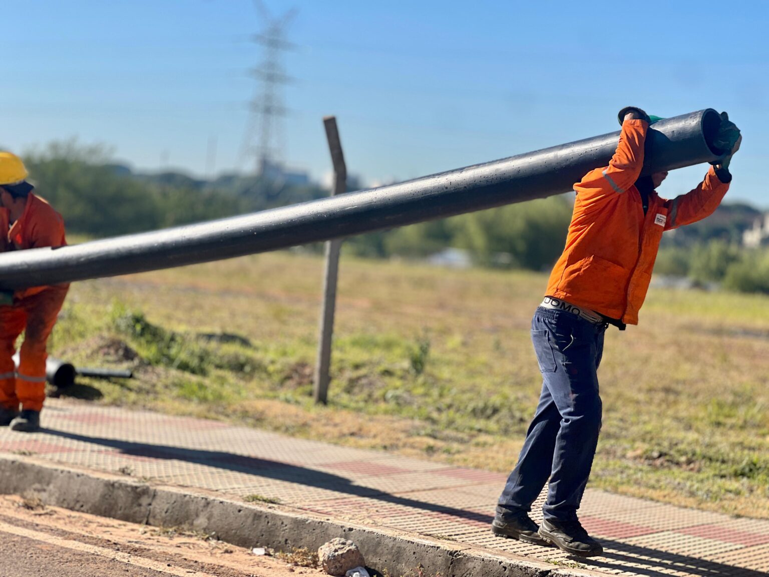 Obras de sostenimiento de línea de transmisión en la Costanera