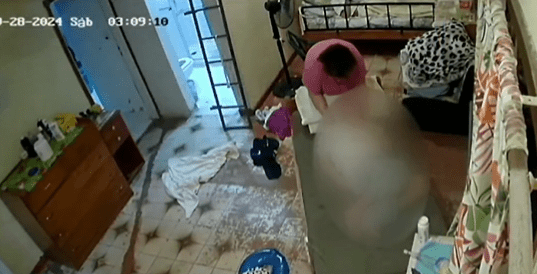 Arresto domiciliario para mujer que fue filmada cuando golpeaba a un anciano