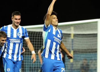 Con gol de Diego Gómez, Brighton golea y pasa de ronda en la Carabao Cup