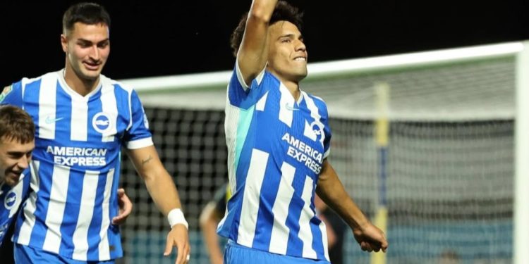 Con gol de Diego Gómez, Brighton golea y pasa de ronda en la Carabao Cup