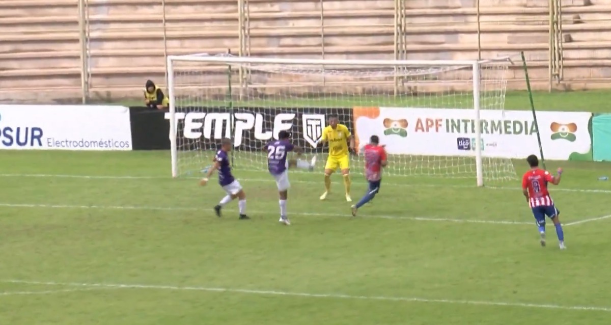 Hizo un pésimo rechazo que terminó en gol y es echado del club