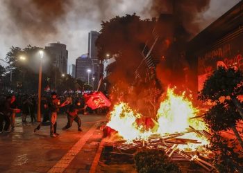 Incendio provocado por manifestantes en Indonesia deja tres muertos y cinco heridos