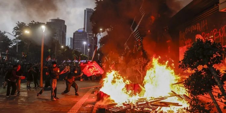 Incendio provocado por manifestantes en Indonesia deja tres muertos y cinco heridos