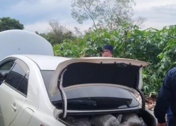 Atropelló un puesto de control y luego huyó abandonando carga de marihuana