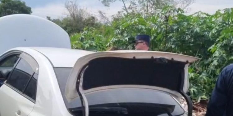 Atropelló un puesto de control y luego huyó abandonando carga de marihuana