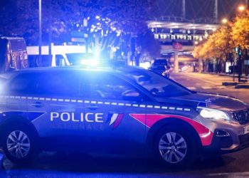 Hombre embiste a personas en bar en Francia: un muerto y varios heridos