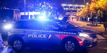 Hombre embiste a personas en bar en Francia: un muerto y varios heridos