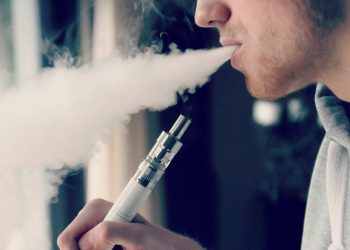 Singapur castigará el vapeo con hasta 20 años de cárcel y latigazos