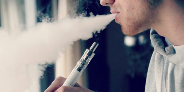 Singapur castigará el vapeo con hasta 20 años de cárcel y latigazos