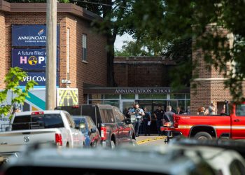 Dos muertos y 17 heridos en tiroteo en una escuela católica en EE.UU