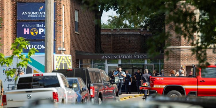 Dos muertos y 17 heridos en tiroteo en una escuela católica en EE.UU