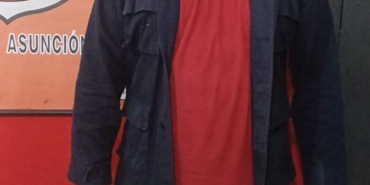 Adherente de la «Generación Z» fue aprehendido por portar un arma blanca y otros objetos contundentes