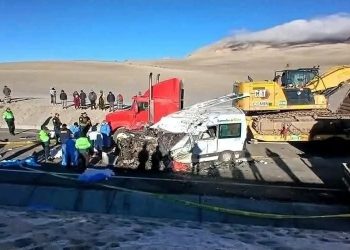 Perú: al menos 14 muertos dejó un choque de minibús que transportaba a músicos bolivianos