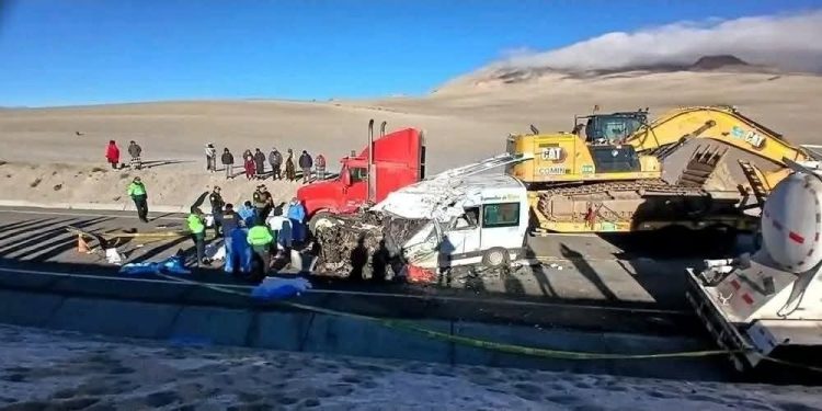 Perú: al menos 14 muertos dejó un choque de minibús que transportaba a músicos bolivianos