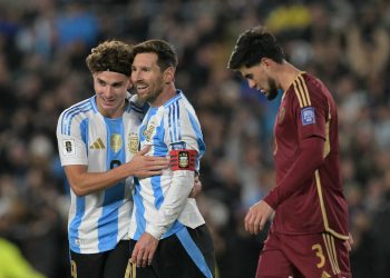 Lionel Messi brilla en el inicio de su despedida de la Selección Argentina