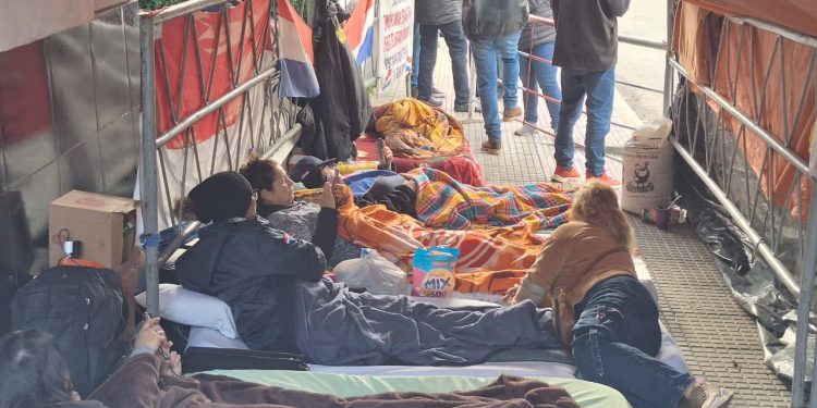Funcionarios penitenciarios despliegan huelga de hambre reclamando reajustes salariales