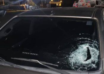 Vehículos de la DNIT fueron atacados a cascotazos en zona del Abasto