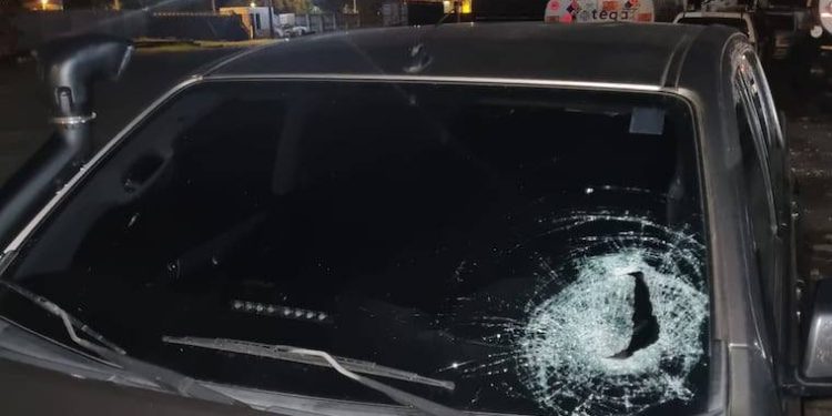 Vehículos de la DNIT fueron atacados a cascotazos en zona del Abasto