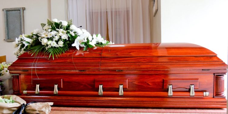 Denuncian a funeraria por incumplir contrato con un asegurado que falleció