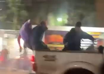Joven sufrió fuerte golpe en la cabeza tras caer de la carrocería de una camioneta
