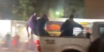 Joven sufrió fuerte golpe en la cabeza tras caer de la carrocería de una camioneta
