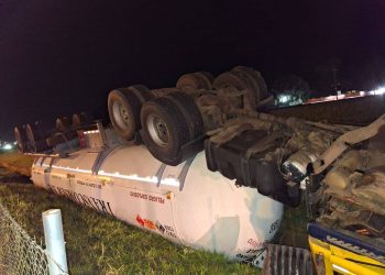 Camión que transportaba combustible volcó tras maniobra evasiva en Caaguazú