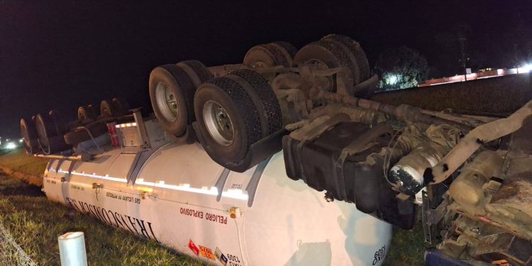 Camión que transportaba combustible volcó tras maniobra evasiva en Caaguazú