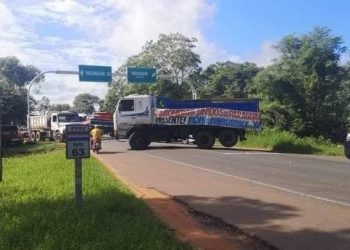 Cañicultores cierran rutas reclamando terminación de tren de moliendas