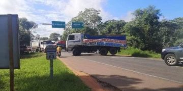 Cañicultores cierran rutas reclamando terminación de tren de moliendas