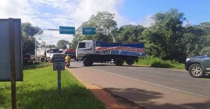 Cañicultores cierran rutas reclamando terminación de tren de moliendas