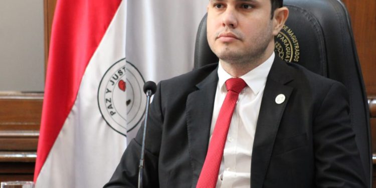 Lamentan la tardanza de suspensión de matrícula de Hernán Rivas