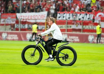 Entrenador de Austria ingresó a la cancha en una bicicleta eléctrica