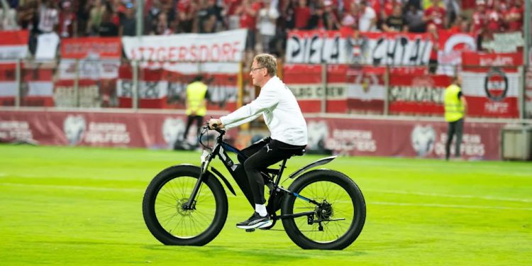 Entrenador de Austria ingresó a la cancha en una bicicleta eléctrica