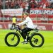 Entrenador de Austria ingresó a la cancha en una bicicleta eléctrica