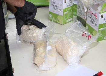 Detectan droga camuflada en encomiendas aéreas