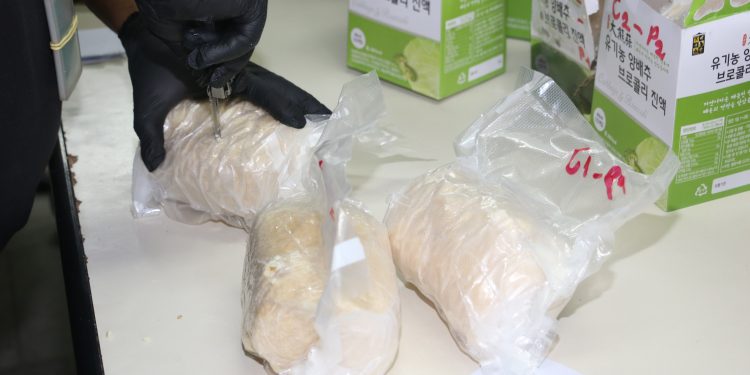 Detectan droga camuflada en encomiendas aéreas