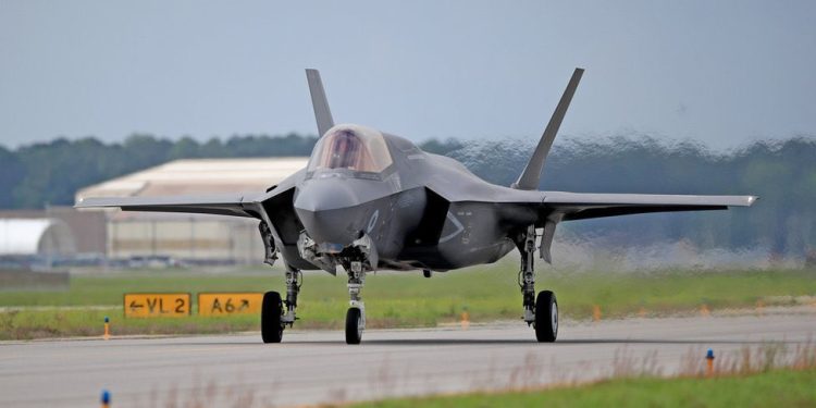 EE.UU suma 10 aviones de combate F-35 al despliegue en el Caribe