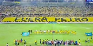 Bandera de hinchas contra Presidente de Colombia, con el mensaje «Fuera Petro»