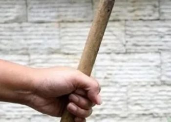 Hombre fue atacado con un palo por su pareja y terminó en el hospital