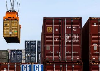 Trump anuncia aranceles a medicinas, camiones y muebles