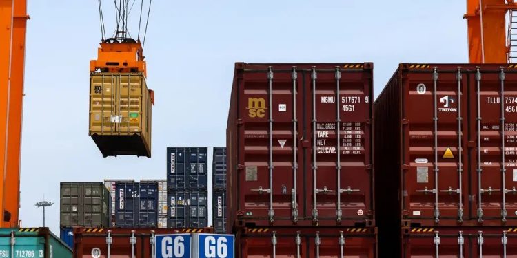 Trump anuncia aranceles a medicinas, camiones y muebles