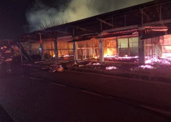Caaguazú: incendio arrasa con siete casillas del área de servicios de los muebleros